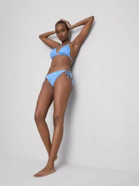 Komplet bikini z trójkątnymi stanikami wiązanymi z boku