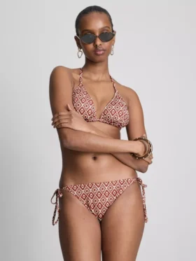 Komplet bikini z trójkątnymi stanikami wiązanymi z boku