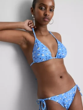 Komplet bikini z trójkątnymi stanikami wiązanymi z boku