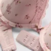 Komplet z biustonoszem push-up z nadrukiem i stringami