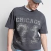 Koszula z dekoltem w serek i nadrukiem z motywem Chicago