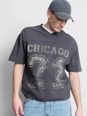 Koszula z dekoltem w serek i nadrukiem z motywem Chicago
