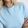 Koszulka o prostym kroju z detalami szwów, z dużą zawartością bawełny
