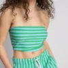 Krótki top bandeau w paski z przewagą bawełny