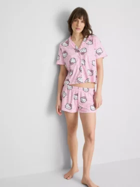 Krótkie szorty typu boyfriend z motywem Hello Kitty