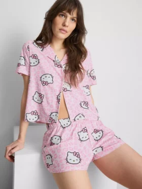 Krótkie szorty typu boyfriend z motywem Hello Kitty
