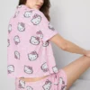 Krótkie szorty typu boyfriend z motywem Hello Kitty