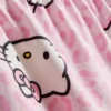 Krótkie szorty typu boyfriend z motywem Hello Kitty