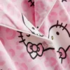 Krótkie szorty typu boyfriend z motywem Hello Kitty