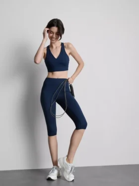 Legginsy capri z wysokim stanem, zapewniające płynne wsparcie podczas aktywności fizycznej