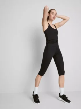 Legginsy capri z wysokim stanem, zapewniające płynne wsparcie podczas aktywności fizycznej