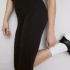 Legginsy capri z wysokim stanem, zapewniające płynne wsparcie podczas aktywności fizycznej