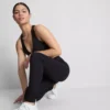 Legginsy sportowe z wysokim stanem, zapewniające płynne wsparcie