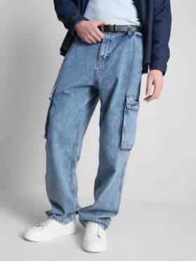 Luźne jeansy cargo o średniej wysokości w pasie