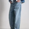 Luźne jeansy o średnim stanie