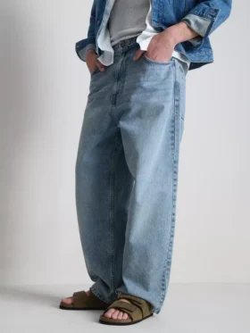 Luźne jeansy o średnim stanie