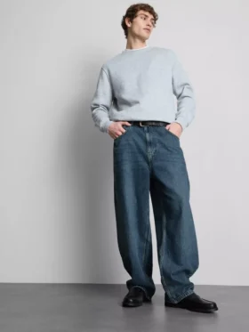 Luźne jeansy o średnim stanie