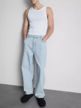 Luźne jeansy o średnim stanie