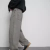 Luźne jeansy o średnim stanie