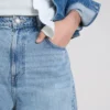Luźne jeansy o średnim stanie
