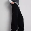 Luźne jeansy o średnim stanie