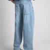 Luźne jeansy o średnim stanie