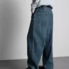 Luźne jeansy o średnim stanie