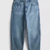Luźne jeansy o średnim stanie