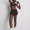 Miękka jak masło sportowa marszczona bluzka typu crop top