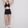 Miękka jak masło sportowa marszczona bluzka typu crop top