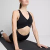 Miękka jak masło sportowa marszczona bluzka typu crop top