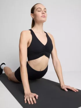 Miękka jak masło sportowa marszczona bluzka typu crop top