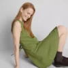 Mini sukienka bez rękawów z dekoltem w serek