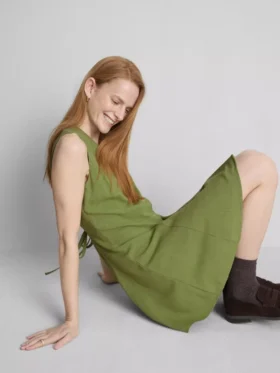 Mini sukienka bez rękawów z dekoltem w serek