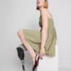 Mini sukienka o konstrukcji gorsetowej