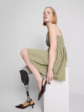Mini sukienka o konstrukcji gorsetowej