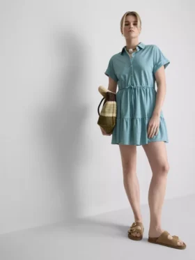 Mini sukienka z krótkim rękawem i warstwowym krojem
