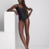 Modelujący body z formowanymi miseczkami