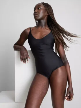 Modelujący body z formowanymi miseczkami