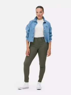 Niezbędne obcisłe jeansy o średniej wysokości talii | regular