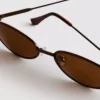 Owalne okulary przeciwsłoneczne z przyciemnianymi szkłami w stylu lat 90.