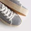 Płócienne sneakersy z płaską platformą z juty