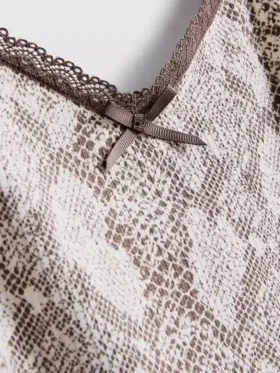 Piżama z koronkową koszulką na ramiączkach w panterkę