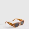 Prostokątne okulary przeciwsłoneczne w stylu „tortoiseshell”