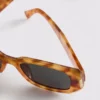 Prostokątne okulary przeciwsłoneczne w stylu „tortoiseshell”