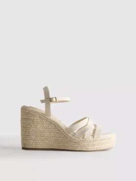 Sandały na koturnie w stylu espadryli