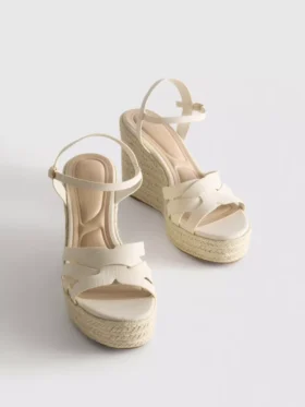 Sandały na koturnie w stylu espadryli