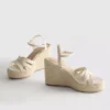 Sandały na koturnie w stylu espadryli