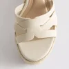 Sandały na koturnie w stylu espadryli