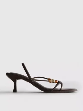 Sandały na obcasie typu „kitten heel” z koralikami